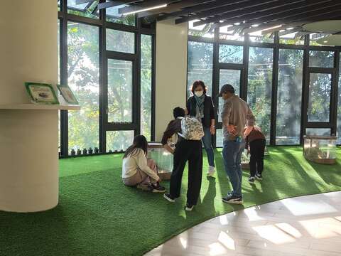 志工与民众解说互动