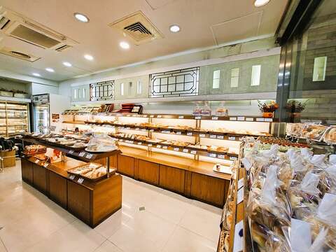 滋养轩每天现做，以面包、蛋糕与汉饼，伴随民众度过每一个常日。（张耘书拍摄）