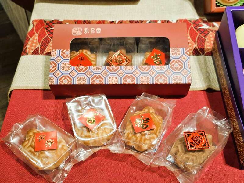 将传统大饼缩小，做成造型可爱的饼龟，小巧精致，既是祭祀供品也可当伴手礼。（张耘书拍摄）