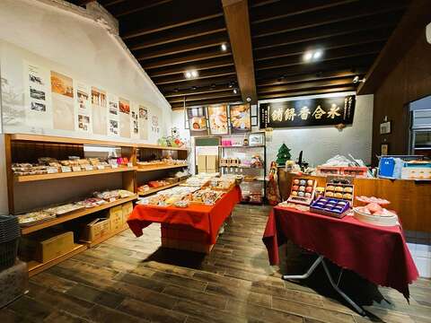 开业逾一甲子的永合香饼舖，摇身一变成为兼具时尚与文化气息的传统饼舖。（张耘书拍摄）
