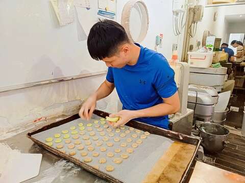 永合香饼舖第四代郭琮暐，是传统饼舖少见的年轻从业人员。（张耘书拍摄）