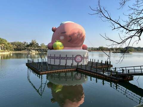 03_2026卡比胖拉出没虎头埤！新春「豚」好运_慢活汤柑大型气偶