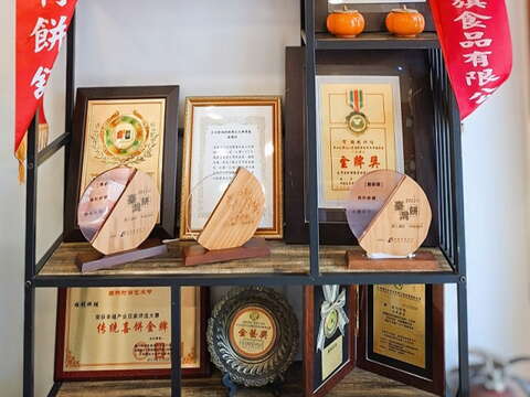 5._顺利饼舖专注於研发新饼，获奖无数。（张耘书拍摄）
