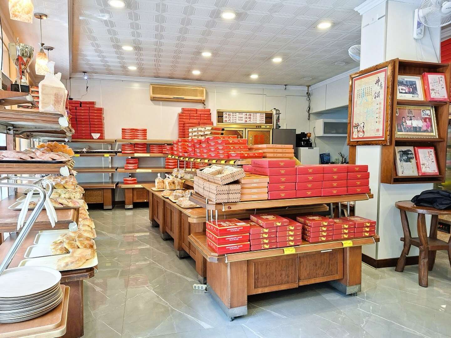 6._順利餅舖主打伴手禮，店內經常擺滿禮盒。（張耘書拍攝）