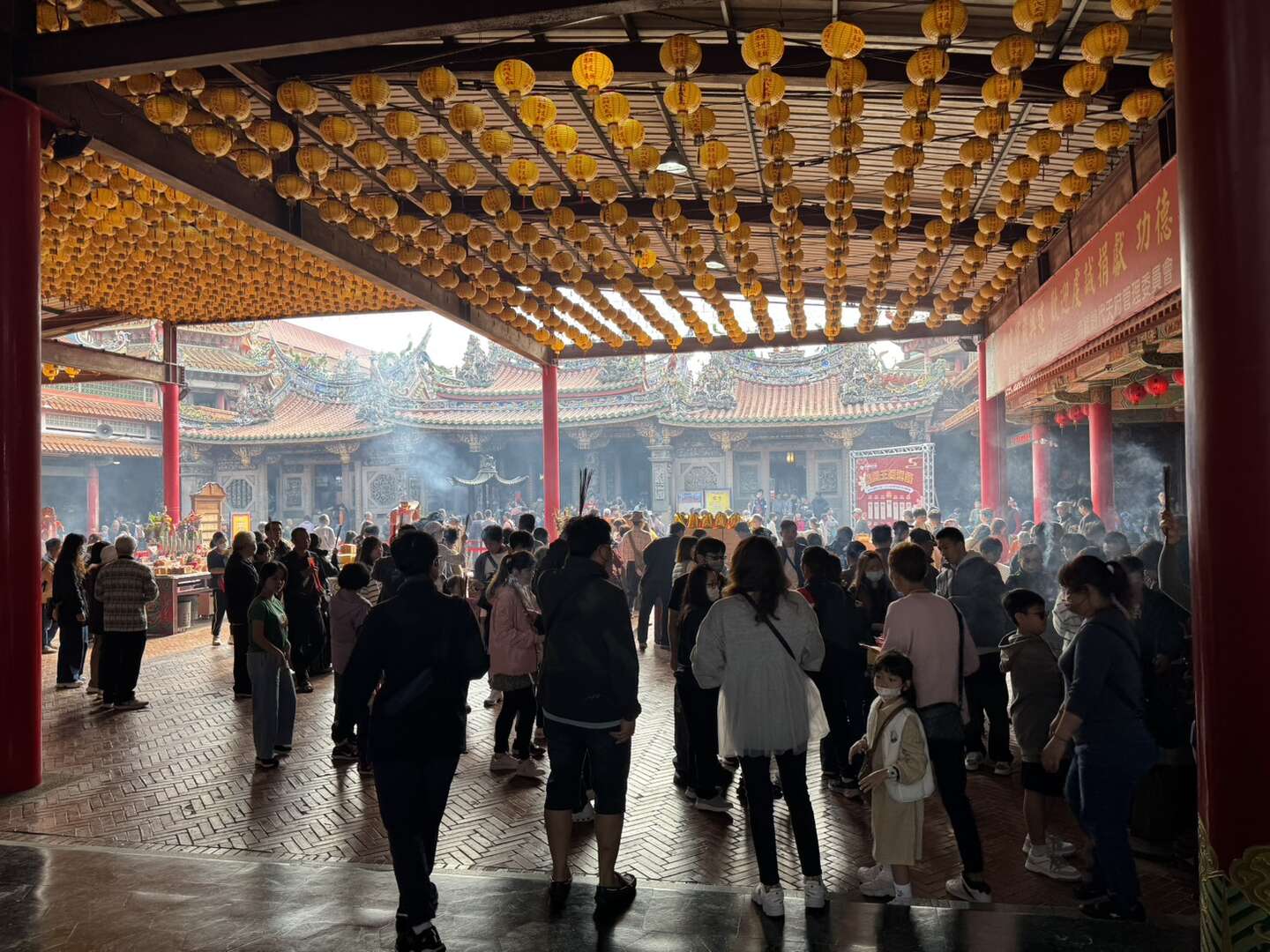 南鯤鯓代天府初一香火鼎盛,大批民眾前來點香祈福