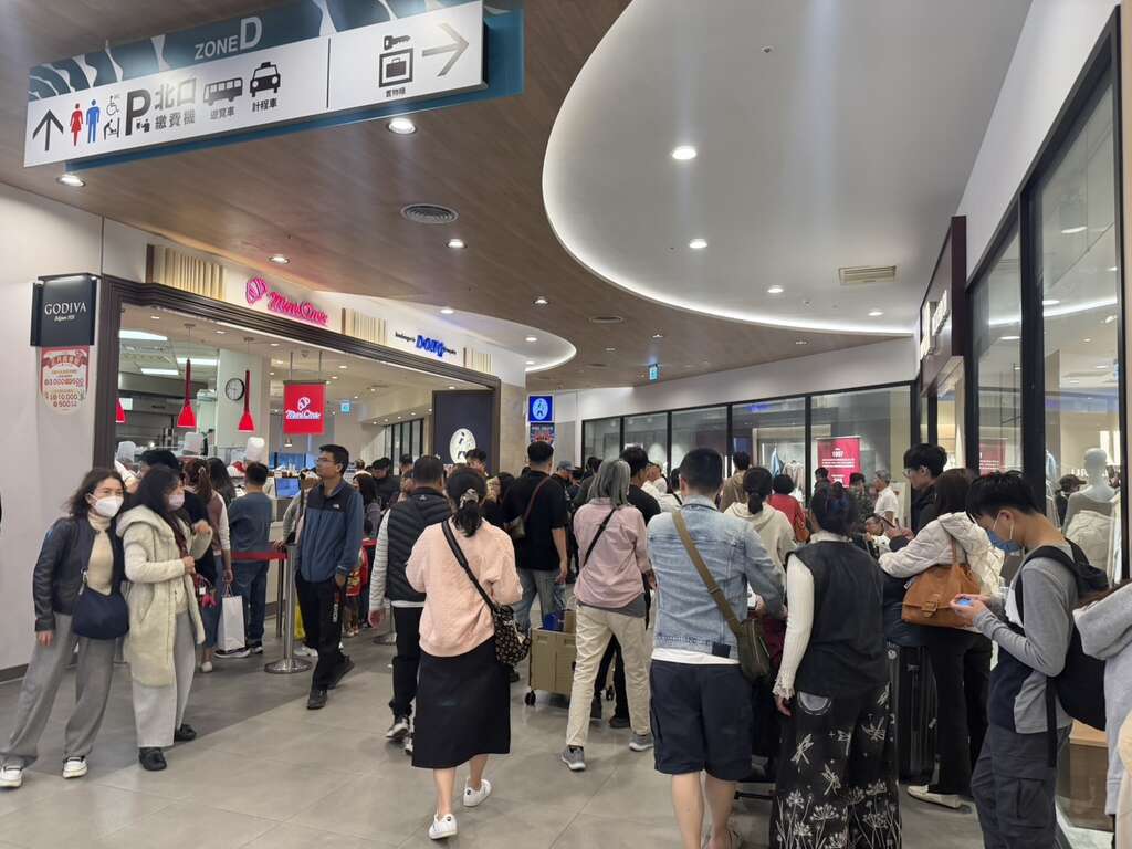 台南廟宇春節湧人潮！財神燈閃耀，寶可夢主題祈福熱烈