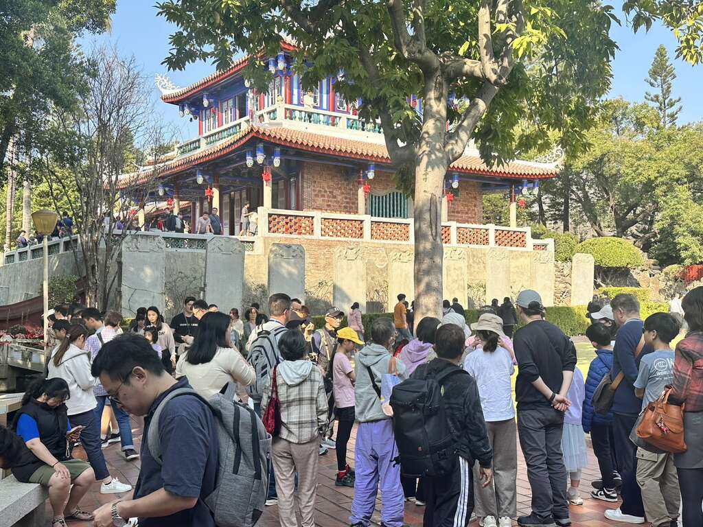 「馬」上接財神！台南春節廟宇祈福香火鼎盛 寶可夢強檔接力