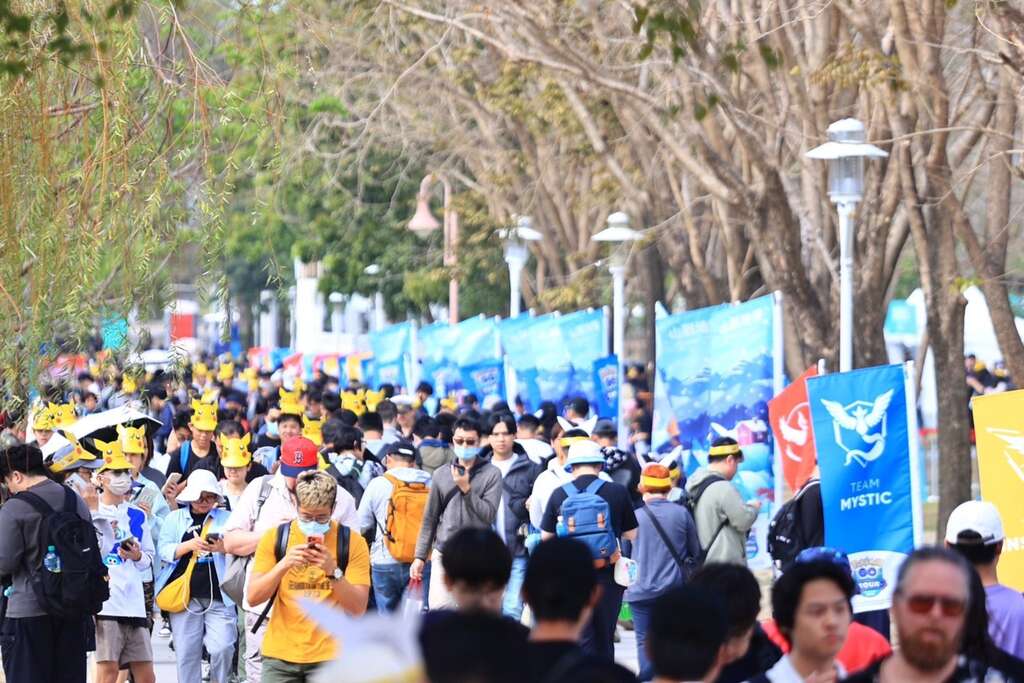 首日6萬人次到訪 《Pokémon GO》十週年嗨翻臺南 「超級之夜」首登場　夜間光雕秀驚豔全場