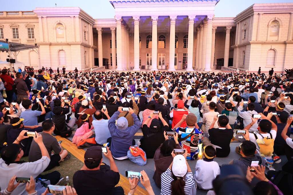 首日6萬人次到訪 《Pokémon GO》十週年嗨翻臺南 「超級之夜」首登場　夜間光雕秀驚豔全場