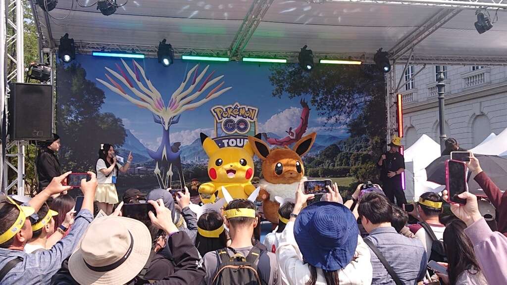 《Pokémon GO》熱潮席捲臺南 連續兩天累計12萬人次湧入 主題棲息地、AR拍照區、皮卡丘與伊布見面會 人氣超夯