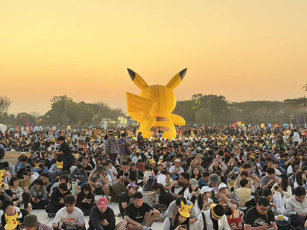 《Pokémon GO》熱潮席捲臺南 連續兩天累計12萬人次湧入 主題棲息地、AR拍照區、皮卡丘與伊布見面會 人氣超夯