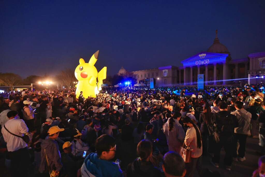 《Pokémon GO》熱潮席捲臺南 連續兩天累計12萬人次湧入 主題棲息地、AR拍照區、皮卡丘與伊布見面會 人氣超夯