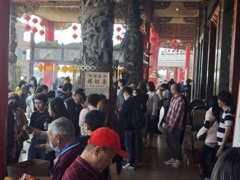 土城鹿耳门圣母庙参拜人潮