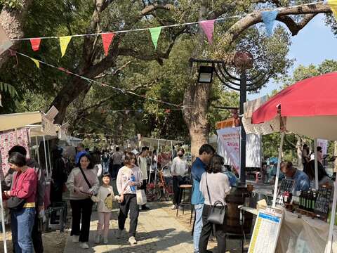 总爷艺文中心游客逛市集买美食