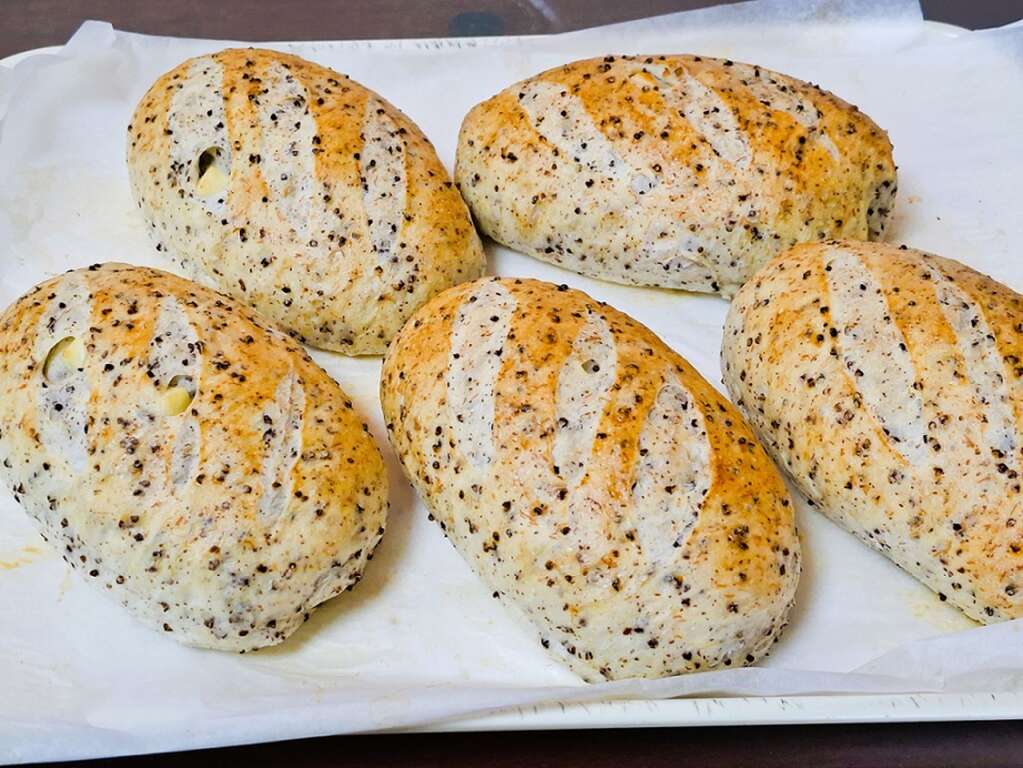 「鹹甜引路臺南味」結合在地食材研發伴手禮，與時俱進推出養生麵包，「明新食品」不斷創新產品與顧客價值