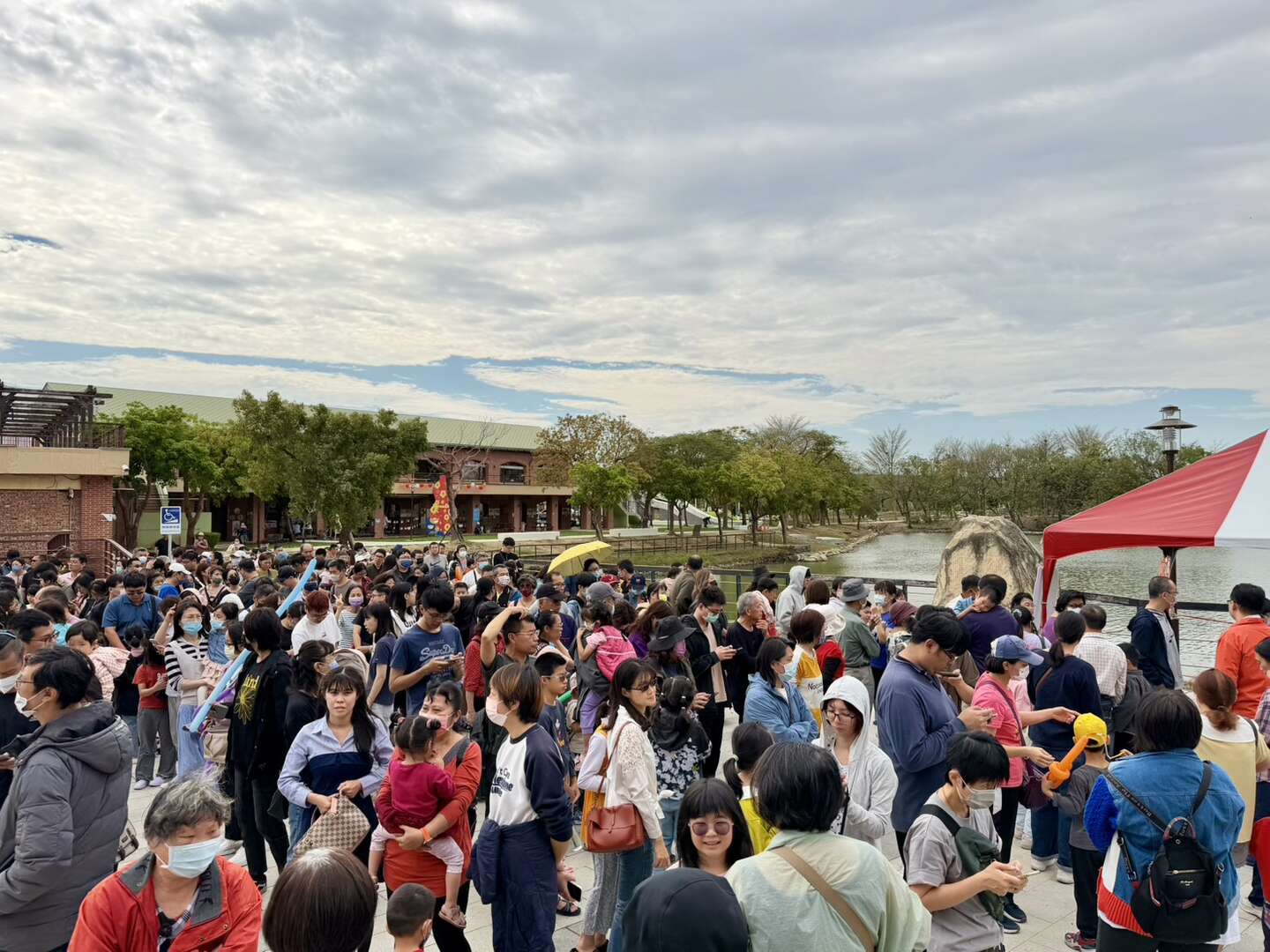 觀光旅遊局於葫蘆埤限量發放2026小提燈吸引民眾排隊領取