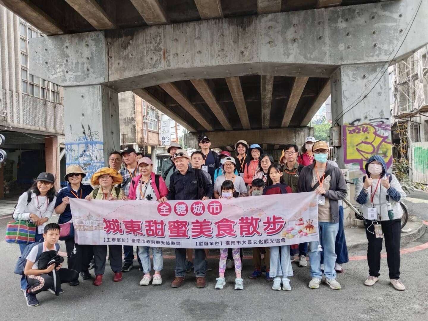 1.陸橋下大合照（南鐵地下化即將消失地景）