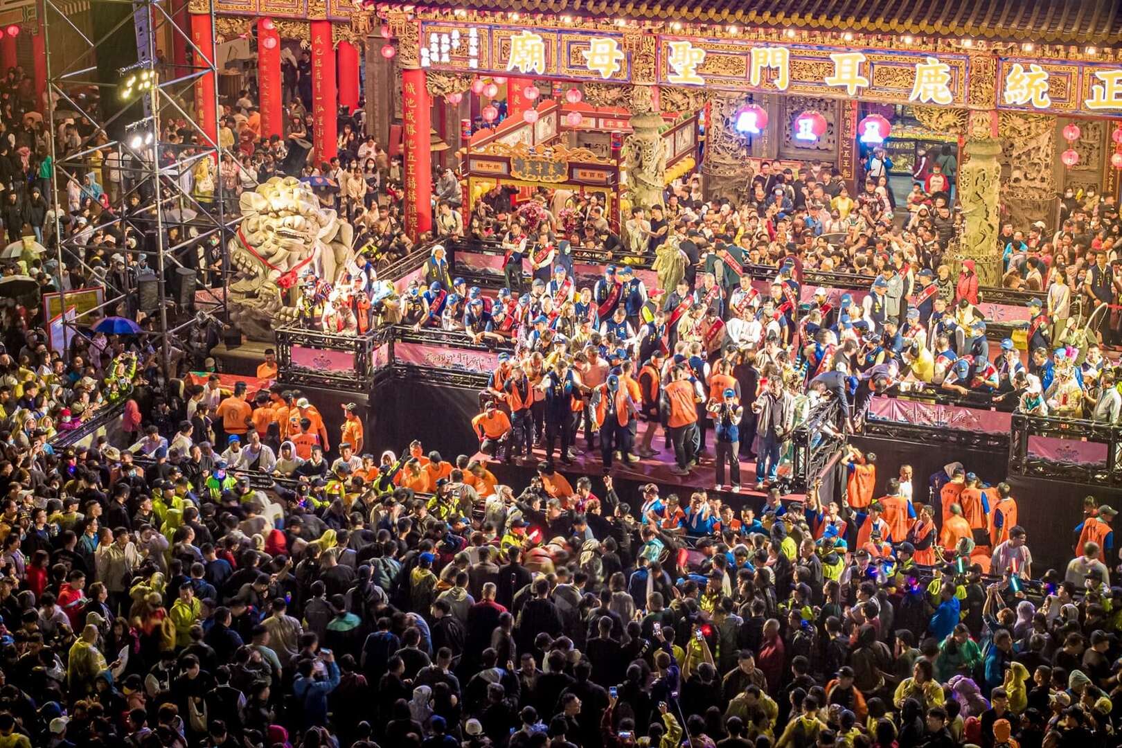 鹿耳門聖母廟搶春牛人潮