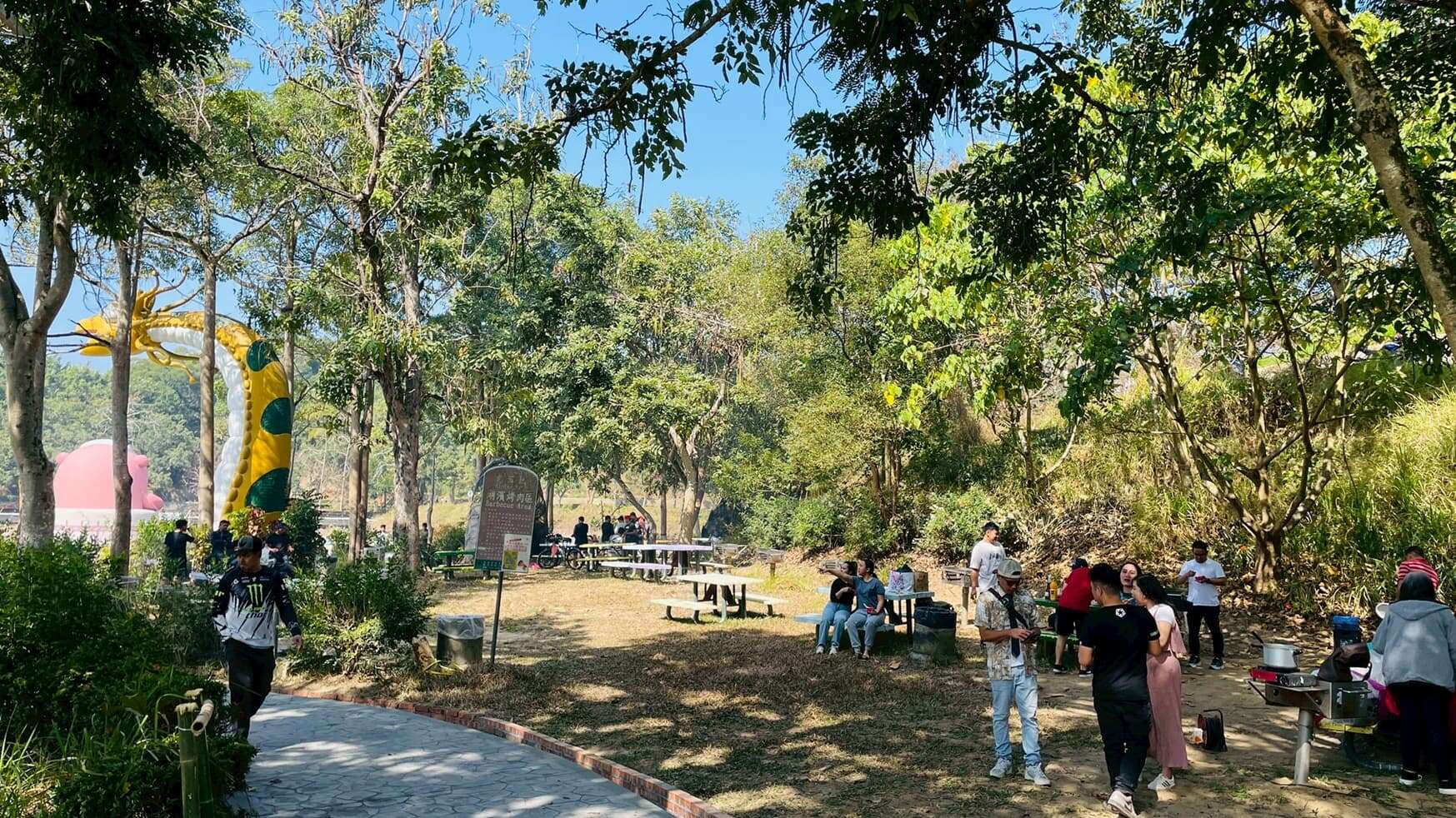 湖濱烤肉區相揪一起烤肉