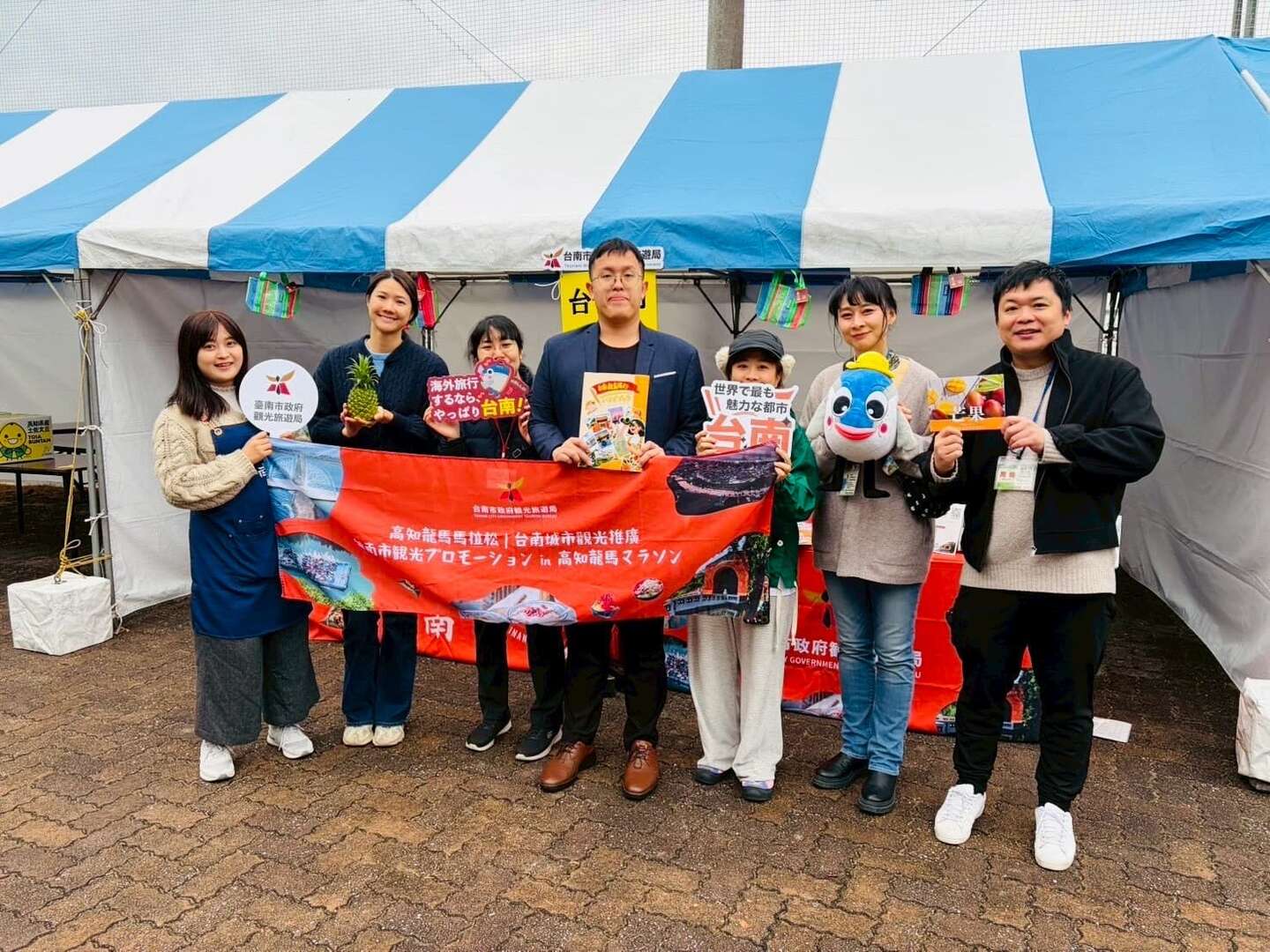 台南赴日本高知龍馬馬拉松設攤推廣觀光，透過文宣展示與互動活動行銷臺南城市特色。