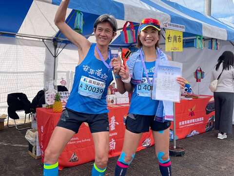 台南跑者於台南观光推广摊位前合影，提升城市品牌能见度。