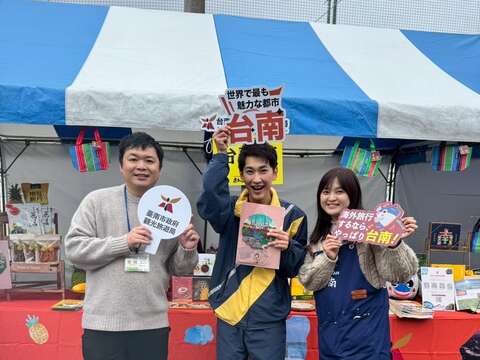 与高知在地网红柴田惠介先生交流合影，试吃台南果乾大获好评。