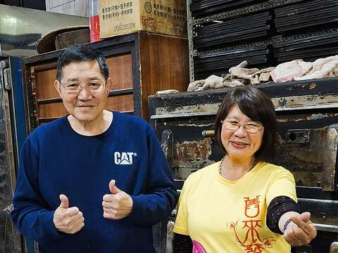 旧来发饼舖第四代何锡铭与陈淑芬鹣鲽情深,打造饼业名店。(张耘书拍摄)