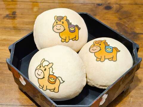 旧来发饼舖一颗椪饼「凸」全台,马年推出的「好运马来」黑糖椪饼,每一颗色彩不同,可爱讨喜。(张耘书拍摄)