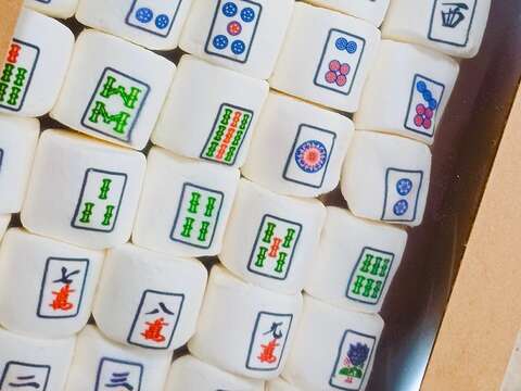 独一无二的麻将棉花糖创意十足又具食趣,很受年轻人喜爱。(张耘书拍摄)