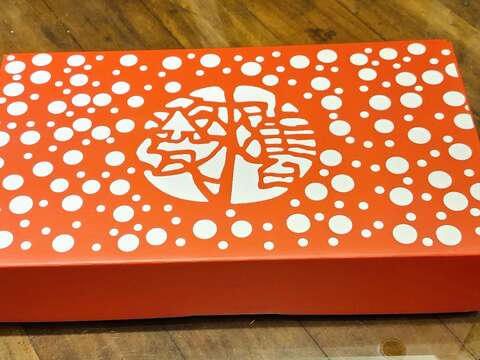 以象徵热情与温暖的台南红以及草间弥生的经典圆点为元素设计的礼盒,体面大方,适合送礼(张耘书拍摄)