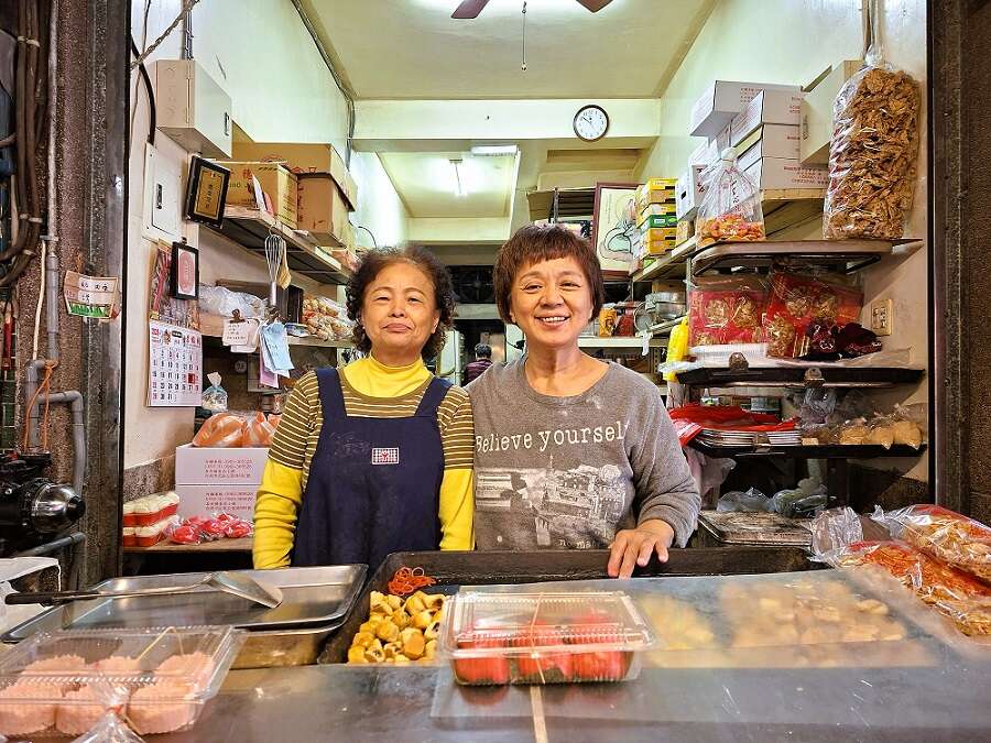 第二代媳婦蘇桂鳳（右）與陳金美（左）負責打理生意，是店內主力。（張耘書拍攝）