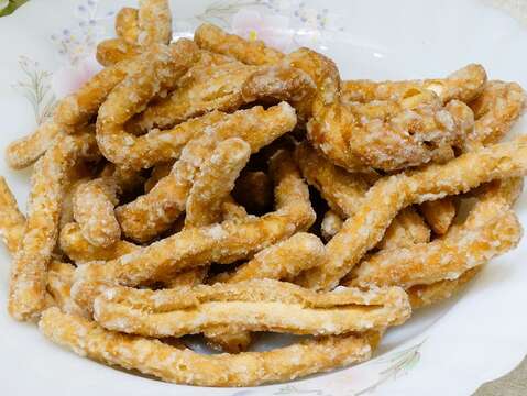 裹上白色糖霜，带有咸甜味的蒜茸枝，是宝来香饼舖的招牌点心。（张耘书拍摄）