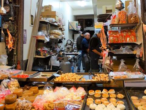 日治时期开业的宝来香饼舖，店面虽不大，却是水仙宫市场里的人气名店。（张耘书拍摄)