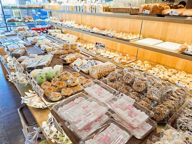 店內無論臺式麵包或西式、日式點心一應俱全。（張耘書拍攝）