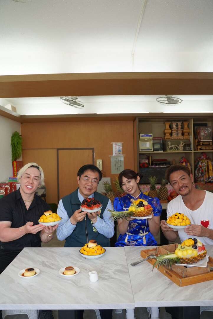 市長、山澤礼名、崛江聖夏、夢多於南泉冰菓室介紹台南水果冰