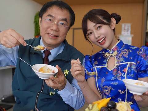 崛江圣夏与市长合照