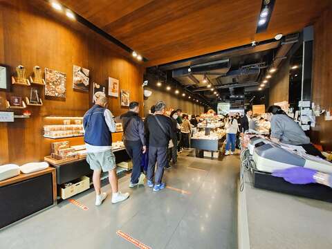 葡吉面包店的招牌四饱出炉时，顾客络绎不绝地来「扫货」，已成为日日上演的景象。（张耘书拍摄）