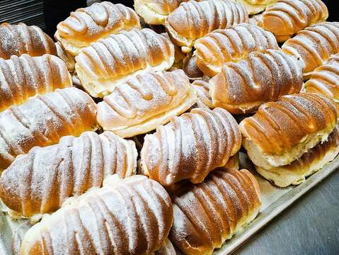 外型如毛毛虫般的奶露面包香甜浓郁，稳坐葡吉面包店第二名宝座。（张耘书拍摄）