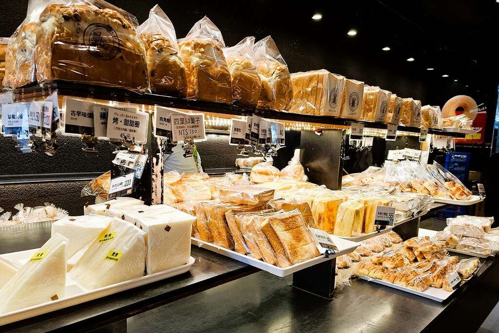 店内从台式、日式到欧式面包应有尽有，多样的品项来自创办人不断研发与创想。（张耘书拍摄）