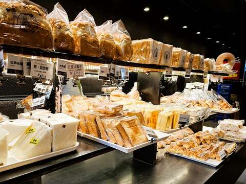 店内从台式、日式到欧式面包应有尽有，多样的品项来自创办人不断研发与创想。（张耘书拍摄）