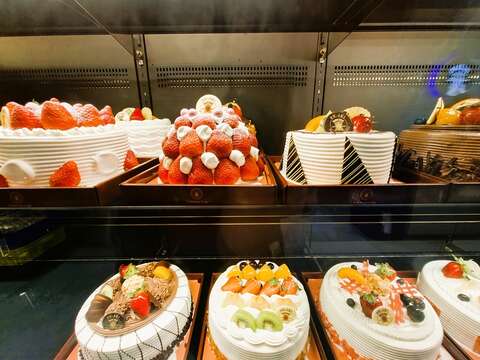 开在对街的葡吉蛋糕专卖店，主打可让顾客自选蛋糕体与内馅的蛋糕，也十分受欢迎。（张耘书拍摄）