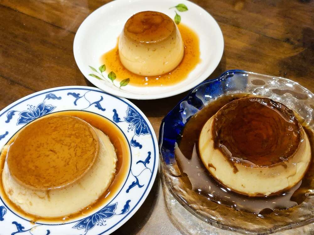 傳統手工布丁（上）、焦糖布丁（左下）與晶鑽布丁（右下），食材一樣，差別在於比例與製程工序不同。（張耘書拍攝）