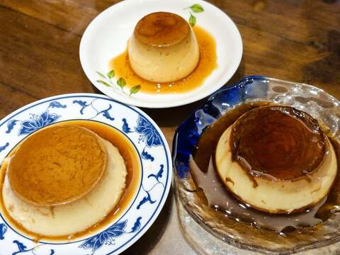 传统手工布丁（上）、焦糖布丁（左下）与晶钻布丁（右下），食材一样，差别在於比例与制程工序不同。（张耘书拍摄）