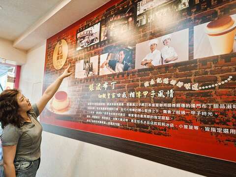 店内墙上记录了银波布丁的沿革，店长偶尔也会为顾客解说银波的历史。（张耘书拍摄)