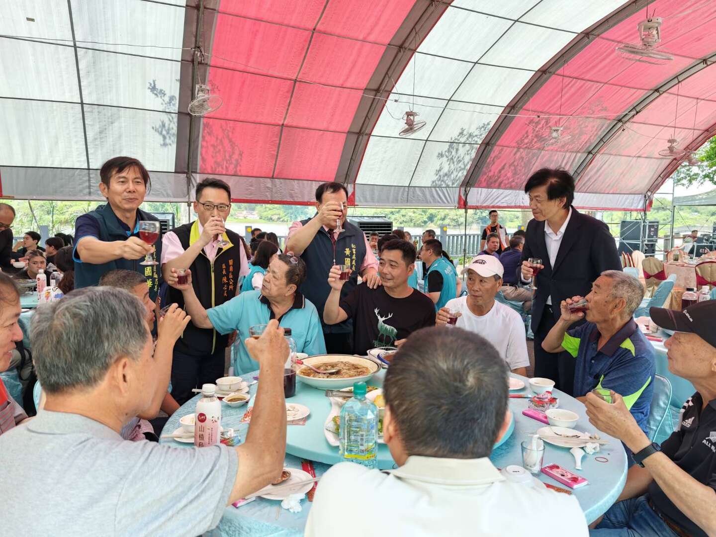 副市長、觀旅局局長、秘書處處長、關廟區區長及民眾合照