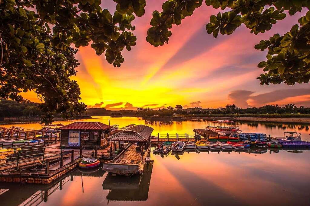 夕阳下的湖畔