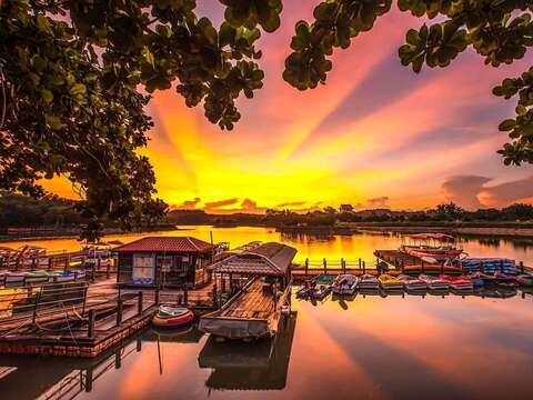 夕阳下的湖畔