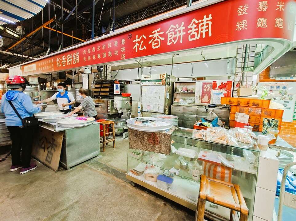 松香饼舖位於鸭母寮市场的一隅，是人气包子名店。（张耘书拍摄）