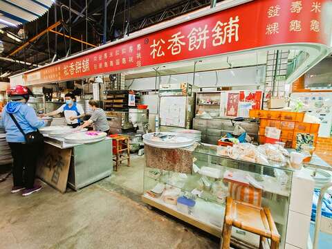 松香饼舖位於鸭母寮市场的一隅，是人气包子名店。（张耘书拍摄）