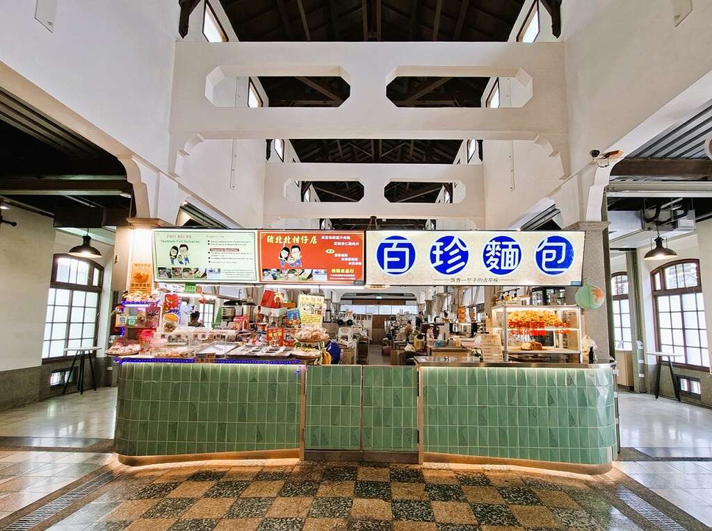 「鹹甜引路臺南味」西市場巷內懷舊西點，「百珍麵包蛋糕」克林姆泡芙一賣五十年，外表樸實不花俏，入口爆漿驚艷